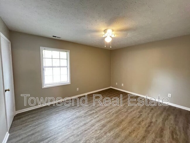 Building Photo - 1429 Ireland Dr