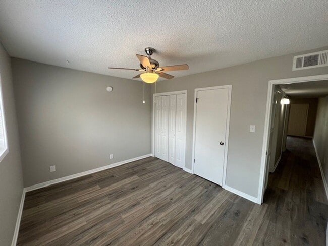 Building Photo - Newly Renovated 1B/1B Apartment in Lake Ch...
