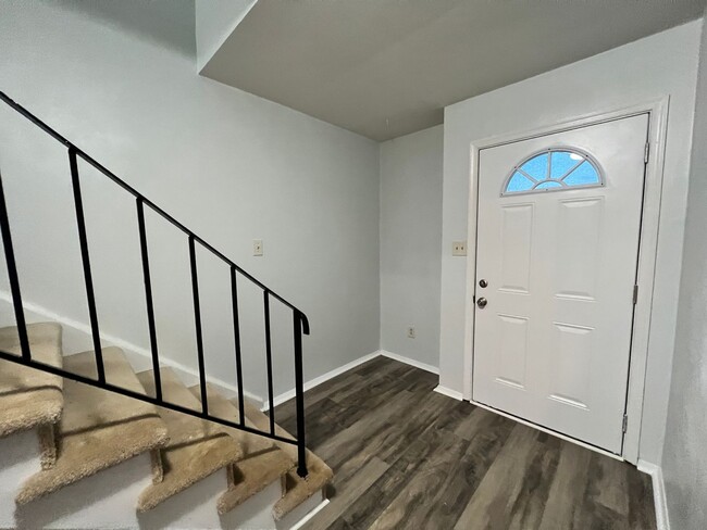 Building Photo - Three-bedroom, two-and-a-half bathrooms in Pembroke Meadows!