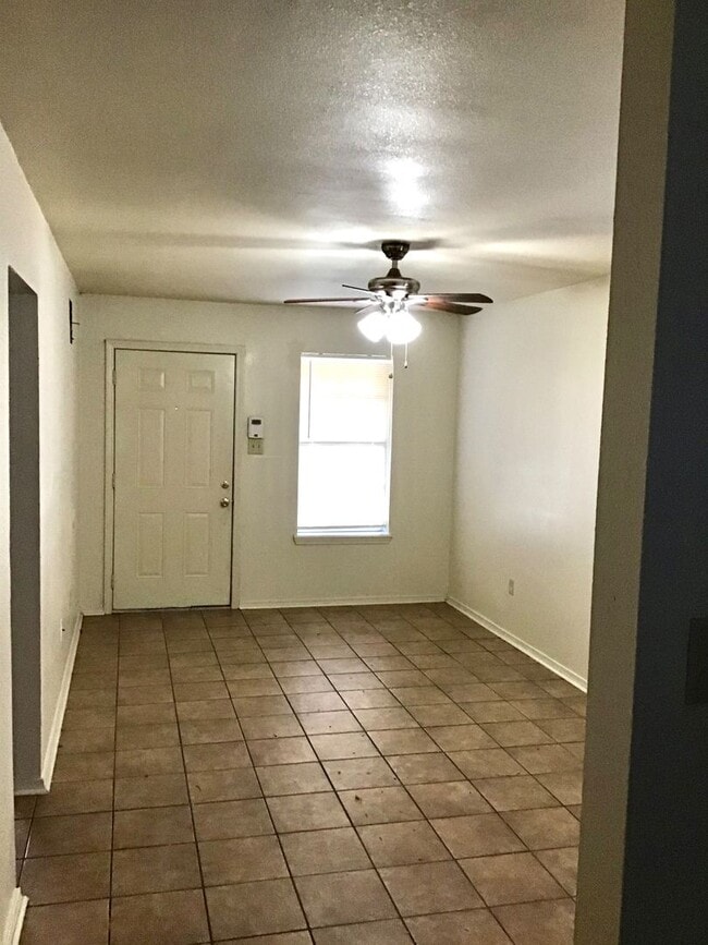 Building Photo - 2435 Elm Park Dr