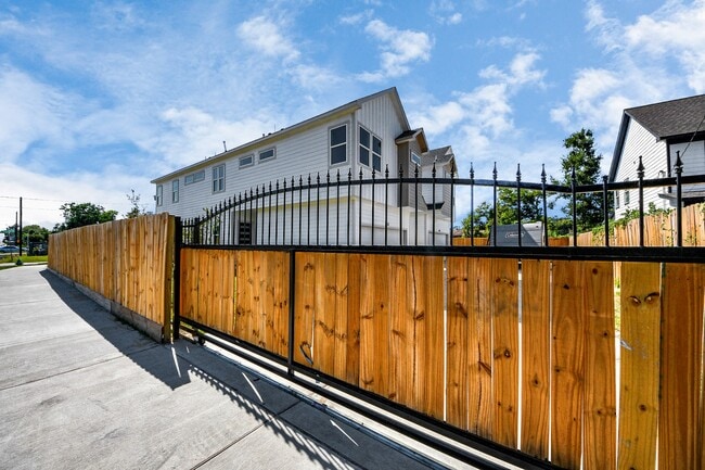 Building Photo - 4129 E Toliver St
