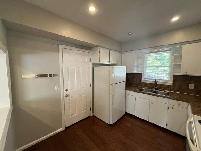 Building Photo - Move In Ready!! Cozy Brick Home, in North Columbus. Located off of Airport Thruway!!