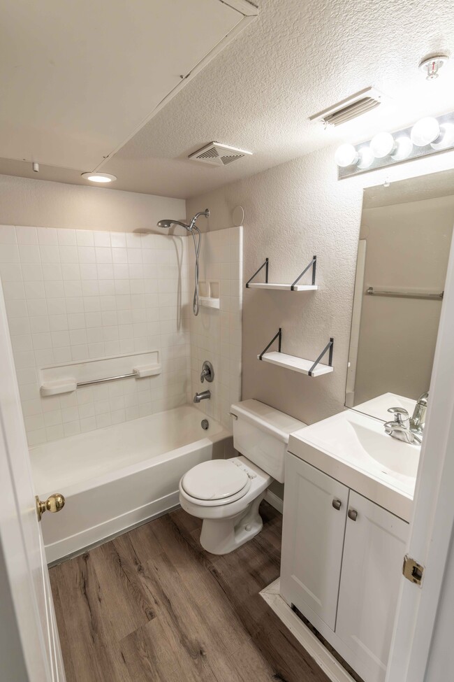 2nd bathroom - 3739 Black Eagle Dr