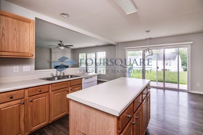 Building Photo - Single Family | Back Patio | Two- Car Gara...