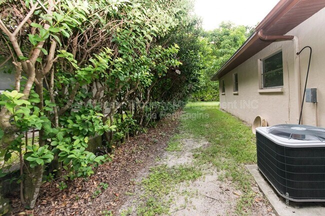 Building Photo - 423 Whispering Oaks Ct