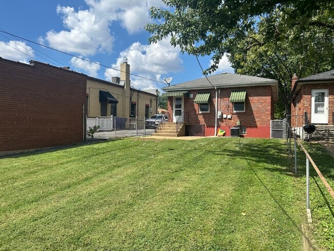 Building Photo - Lovely refreshed Southhampton home