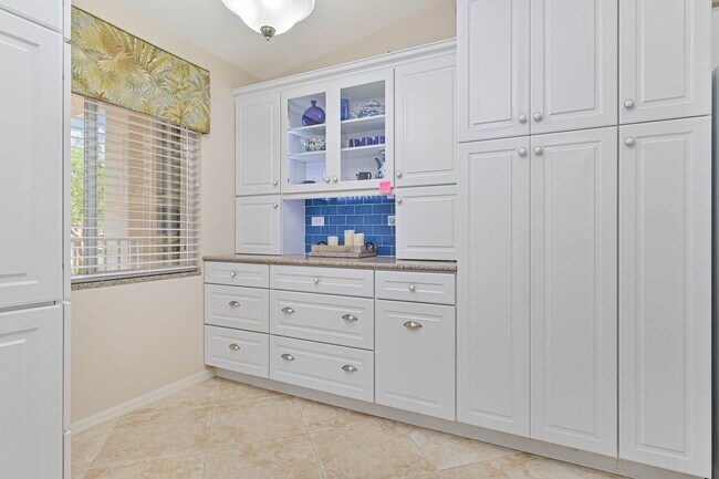 Building Photo - ** 2 Bed/2Bath + Den Condo FULLY FURNISHED...