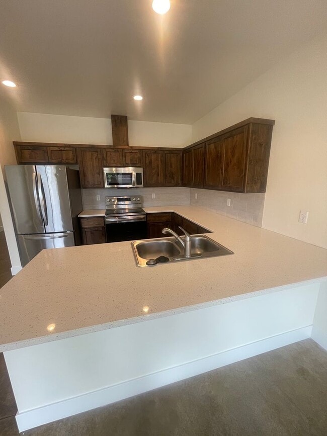 Building Photo - Stunning Three Bedroom Town Home In Lebanon OR!