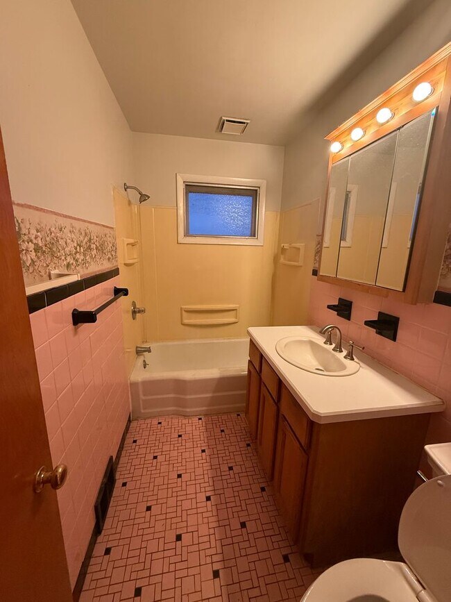 Building Photo - 3bd Ranch Euclid Cash Pay
