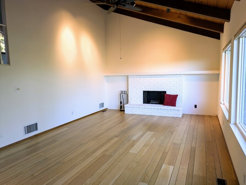 Building Photo - 85 Woodside Dr