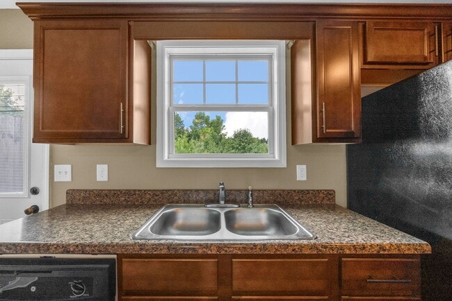 Building Photo - Pet Friendly Two Bedroom!