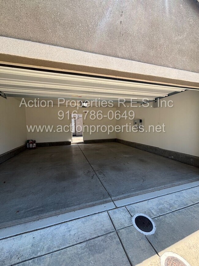 Building Photo - West Roseville Solar! 3 Bedroom, Plus den/...
