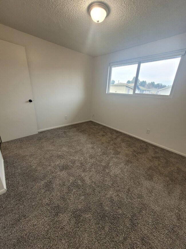 Building Photo - Updated 2BD/1BA Coming Duplex Available