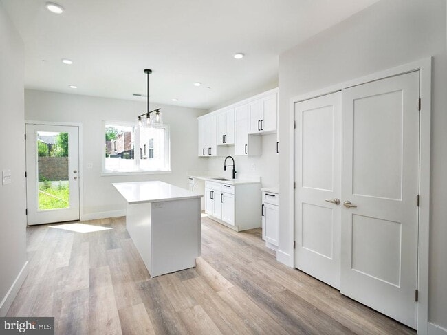 Building Photo - 303 Fountain St