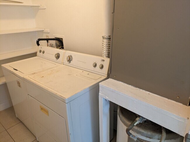Building Photo - Ground Floor 2/1 **Water/Sewer Included**