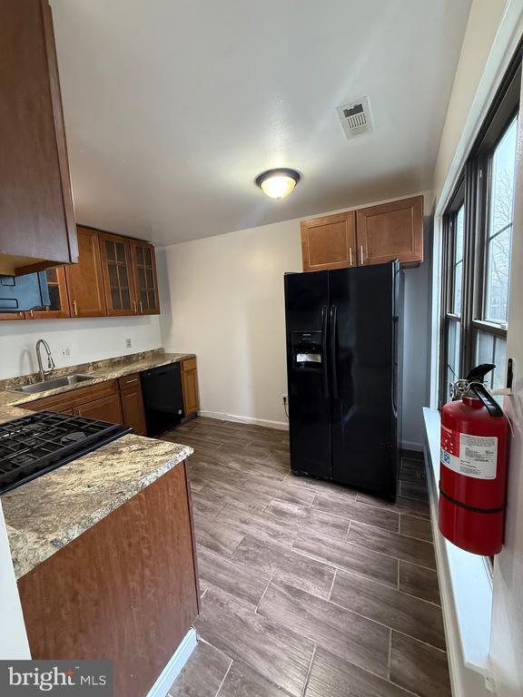 Building Photo - 8 Hewitt Ln