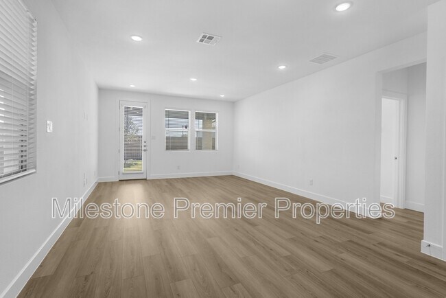 Building Photo - 820 Sunflower Trl