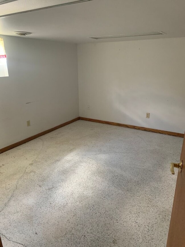 Building Photo - 2 bedroom, 2 bath house located near water...