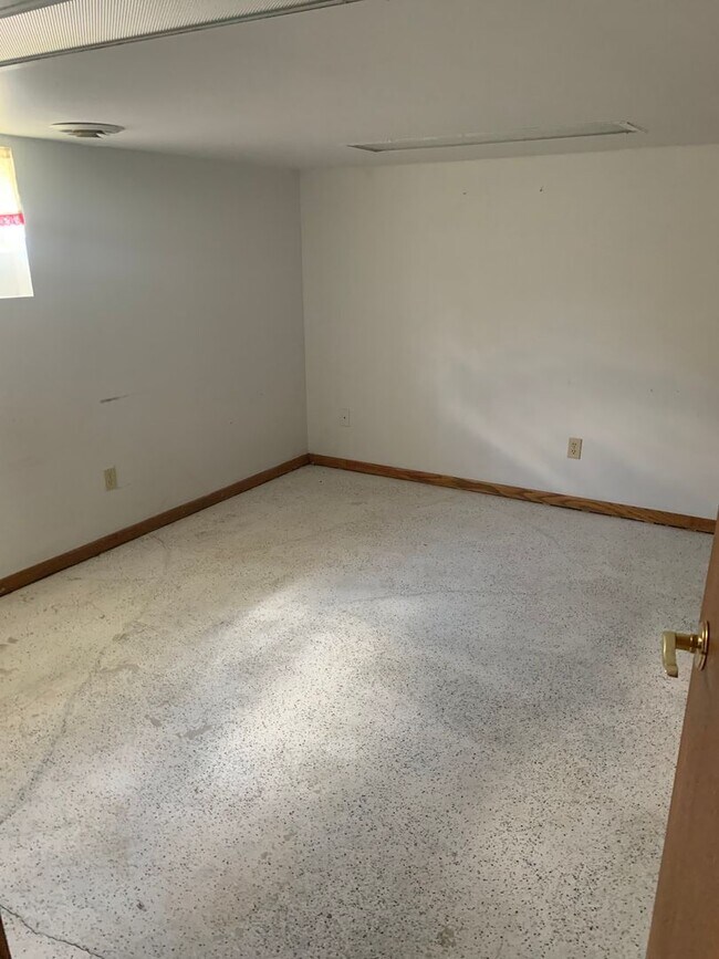 Building Photo - PRICE REDUCED! 2 bedroom, 2 bath house loc...