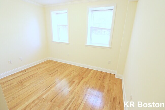 Building Photo - 10 Chauncy St