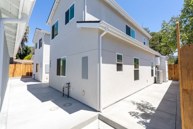 Building Photo - AVAILABLE FOR 2026-2027 SCHOOL YEAR...14 B...