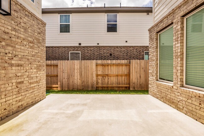 Building Photo - 17822 Carnation Gln Dr