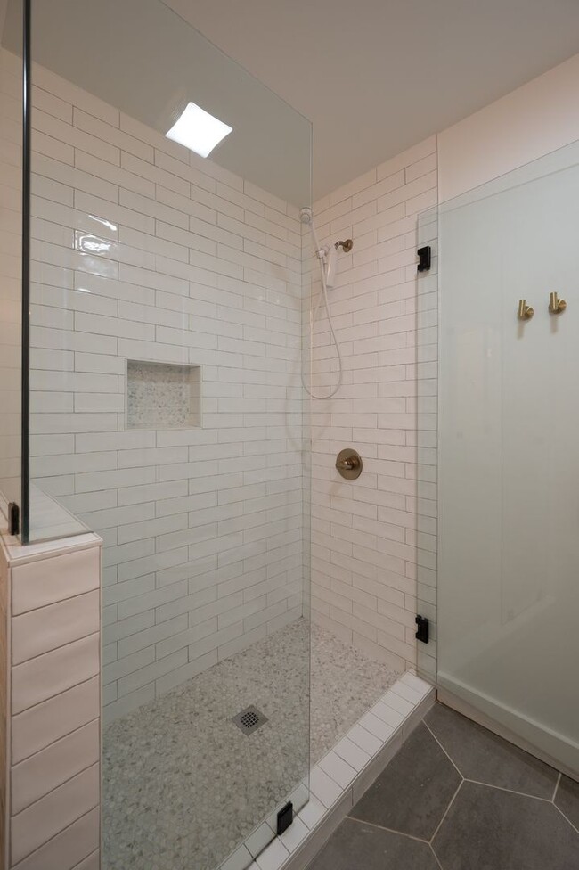Building Photo - **ABSOLUTELY STUNNING TOP-TO-BOTTOM RENOVA...