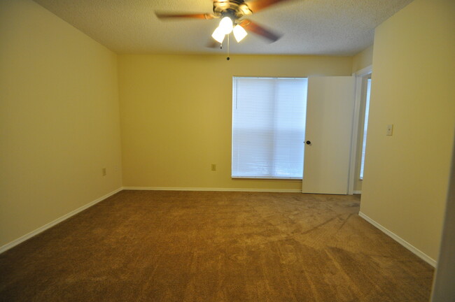 Building Photo - 2/2 on 2nd Floor at the Landings of Tampa ...