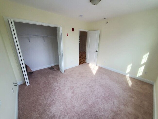 Building Photo - 50-60-60 Village Green S