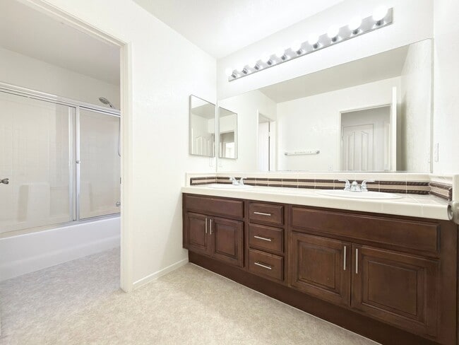 Building Photo - Spacious Home with Expansive Loft!