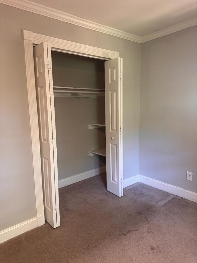 Building Photo - 2002 E Drew Valley Rd NE