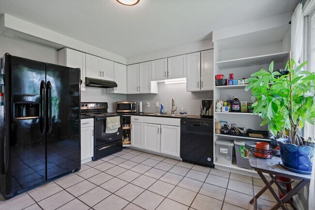 Building Photo - Renovated 3-Bed/2-Bath Home with Garage & ...