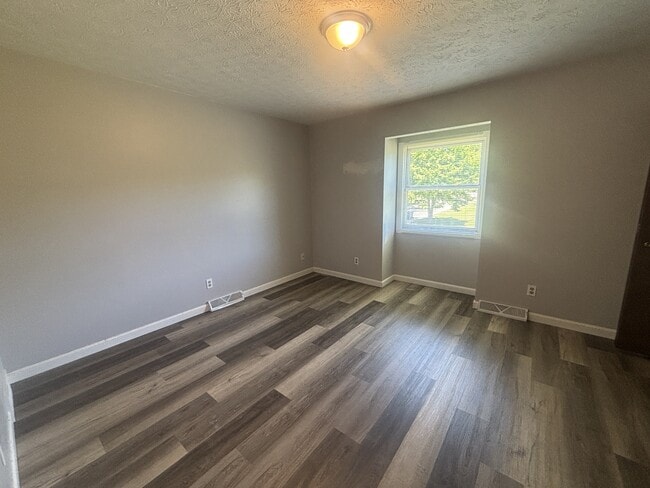 Building Photo - 601 Lakeview Dr