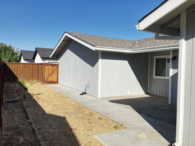 Building Photo - Charming 2-Bed, 2-Bath Duplex Retreat on Denver Avenue – Perfect Merced Living!