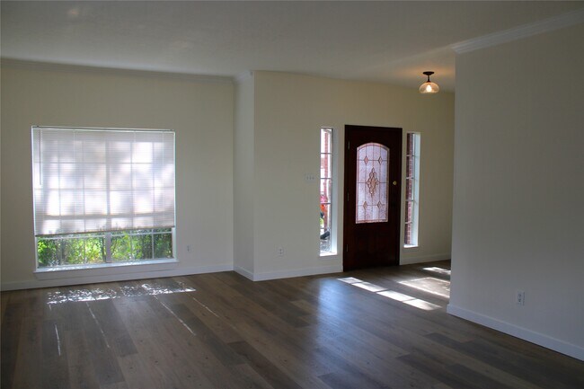 Building Photo - 2118 Laurel Oaks Dr