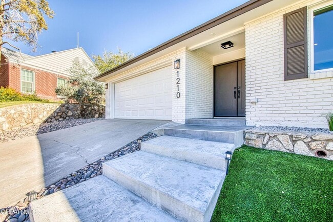 Building Photo - 1210 La Cruz Dr
