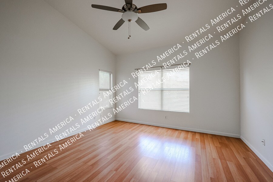 Building Photo - 568 E Sherri Dr