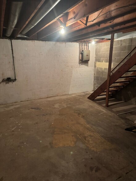 Building Photo - 219 W Elm St