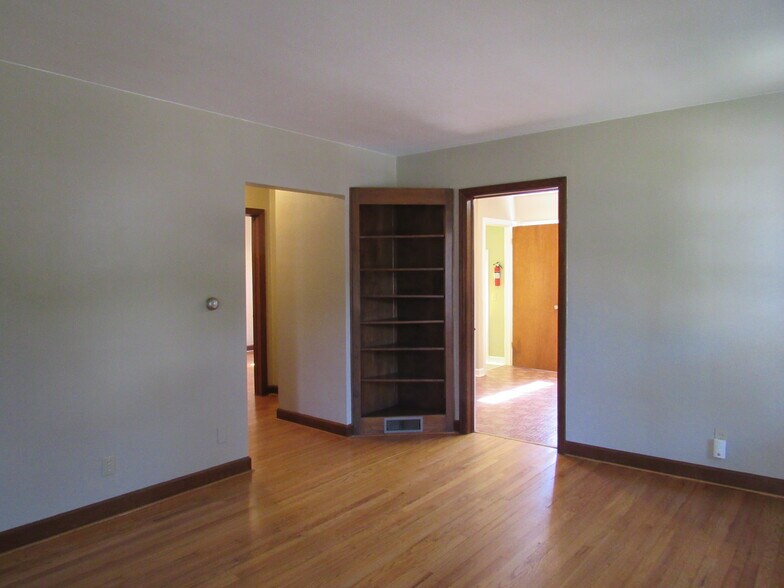 Building Photo - 1605 Broadlawn Ave