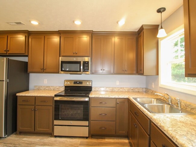 Building Photo - FREE RENT! Great Location close to Athens! MOVE IN Ready!