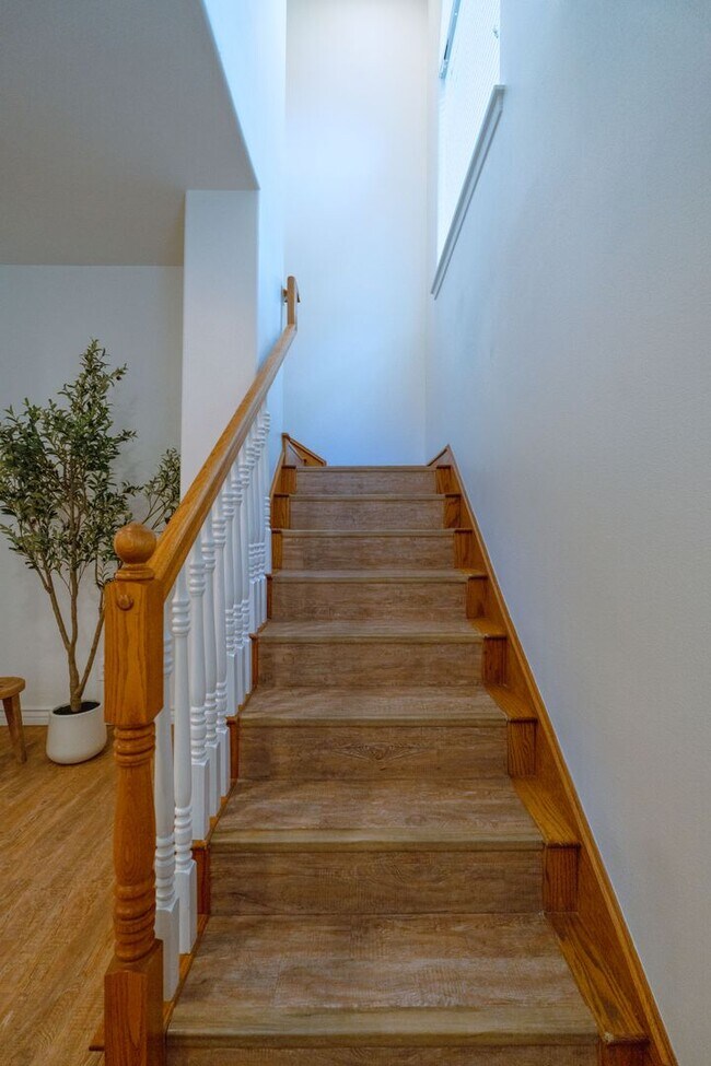 Building Photo - 2 WEEKS OFF SPECIAL..BEAUTIFUL 4 BED 3 BATH UNIT!!!!!