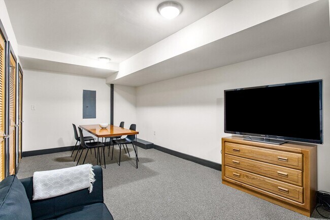 Building Photo - 206 N 1st St