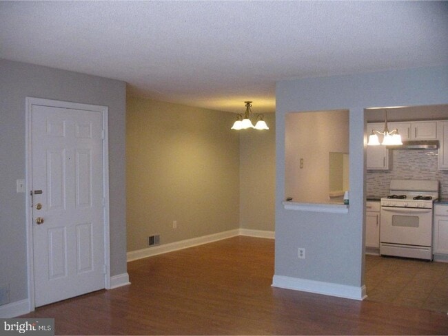 Building Photo - 14 Versailles Ct