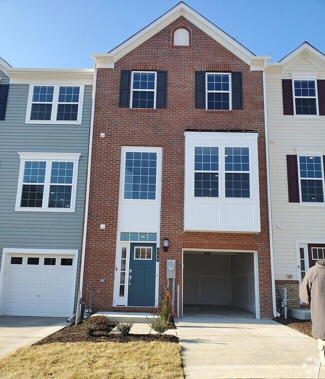 Building Photo - Beautiful 3-Story Townhouse with Exception...