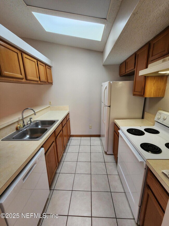 Building Photo - 3510 Rain Forest Dr W
