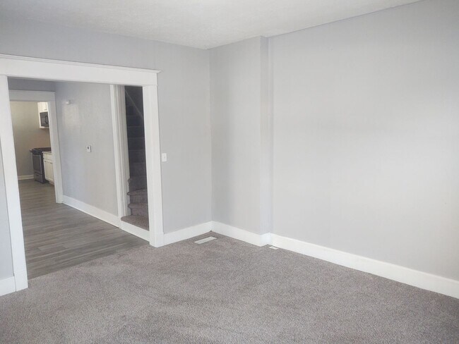 Building Photo - SW 201/203  E Locust