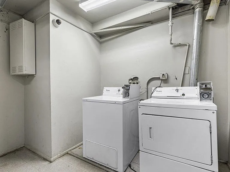 Building Photo - 921 W Spencer St