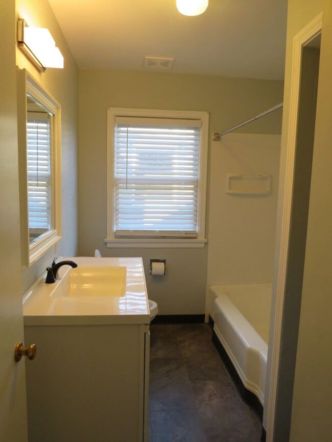 Building Photo - 5 Bedroom, 3 Bathroom House Near Pioneer P...