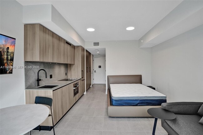 Building Photo - 121 NE 5th St