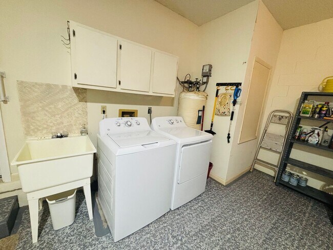 Building Photo - Newly updated 2/2 in 55+ community